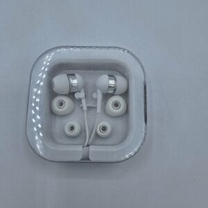 Billboard Stereo Earbuds with In-Line Mic Storage Case White